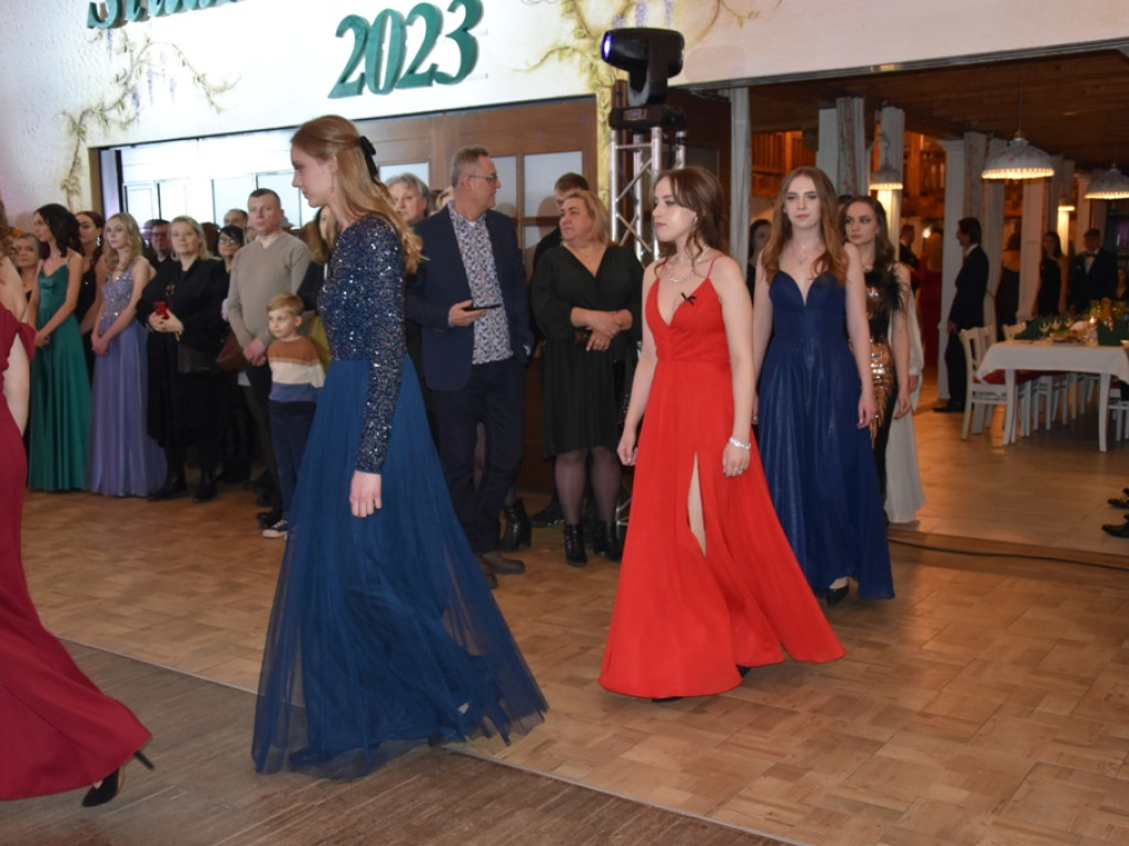 Bal studniówkowy maturzystów Liceum Ogólnokształcącego nr II imienia Joachima Chreptowicza w Ostrowcu Świętokrzyskim