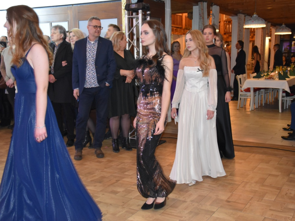 Bal studniówkowy maturzystów Liceum Ogólnokształcącego nr II imienia Joachima Chreptowicza w Ostrowcu Świętokrzyskim