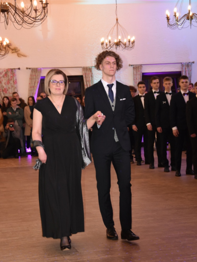 Bal studniówkowy maturzystów Liceum Ogólnokształcącego nr II imienia Joachima Chreptowicza w Ostrowcu Świętokrzyskim