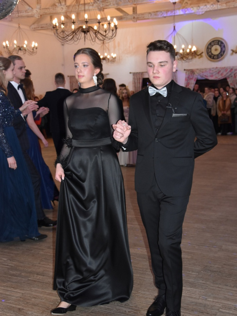 Bal studniówkowy maturzystów Liceum Ogólnokształcącego nr II imienia Joachima Chreptowicza w Ostrowcu Świętokrzyskim