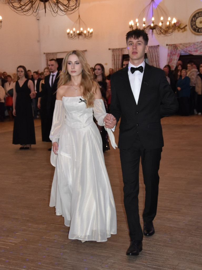 Bal studniówkowy maturzystów Liceum Ogólnokształcącego nr II imienia Joachima Chreptowicza w Ostrowcu Świętokrzyskim