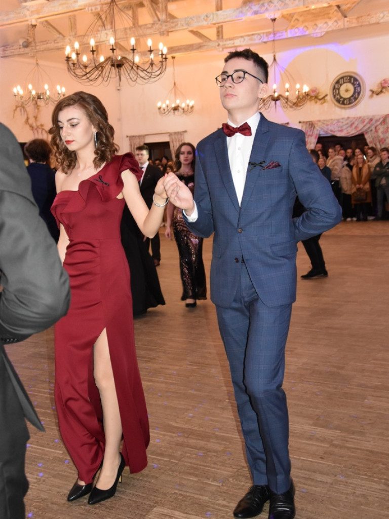 Bal studniówkowy maturzystów Liceum Ogólnokształcącego nr II imienia Joachima Chreptowicza w Ostrowcu Świętokrzyskim