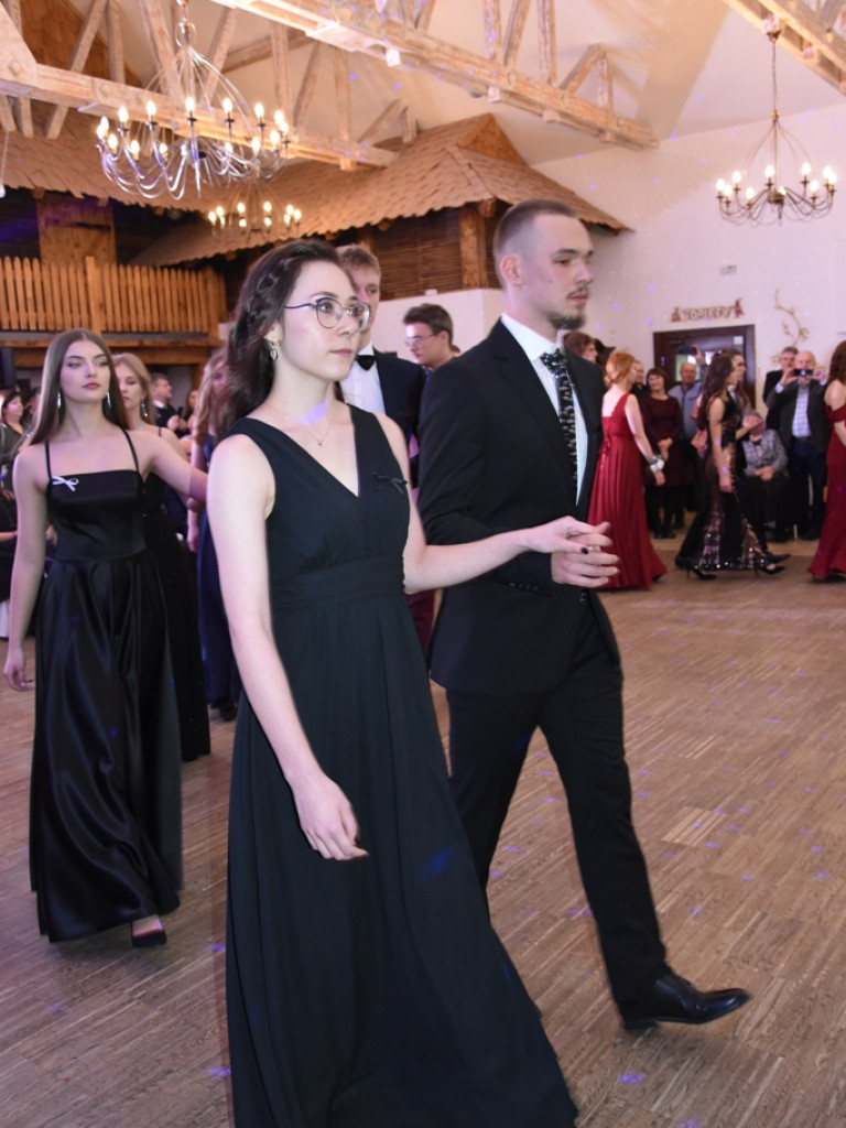 Bal studniówkowy maturzystów Liceum Ogólnokształcącego nr II imienia Joachima Chreptowicza w Ostrowcu Świętokrzyskim