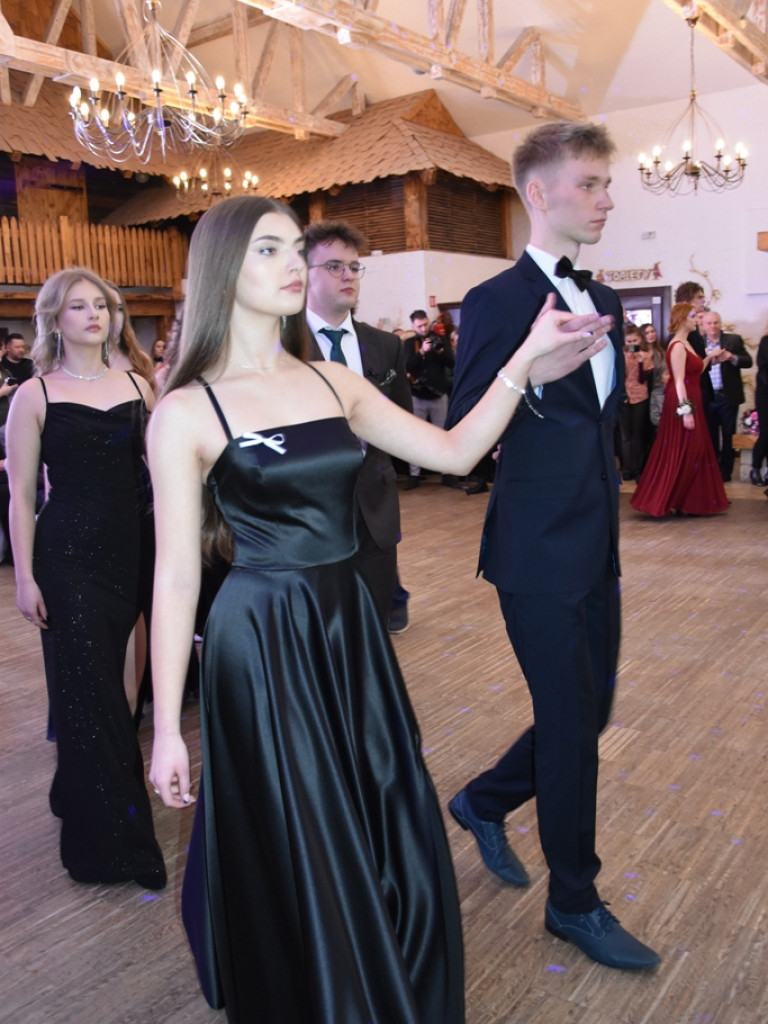 Bal studniówkowy maturzystów Liceum Ogólnokształcącego nr II imienia Joachima Chreptowicza w Ostrowcu Świętokrzyskim