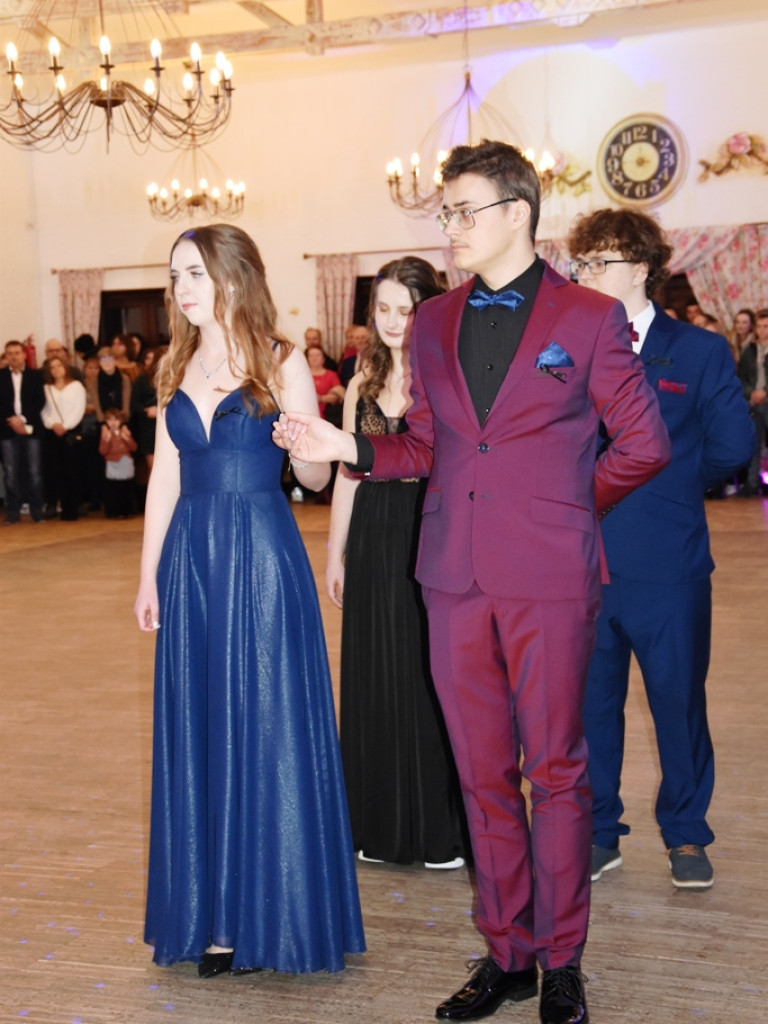 Bal studniówkowy maturzystów Liceum Ogólnokształcącego nr II imienia Joachima Chreptowicza w Ostrowcu Świętokrzyskim