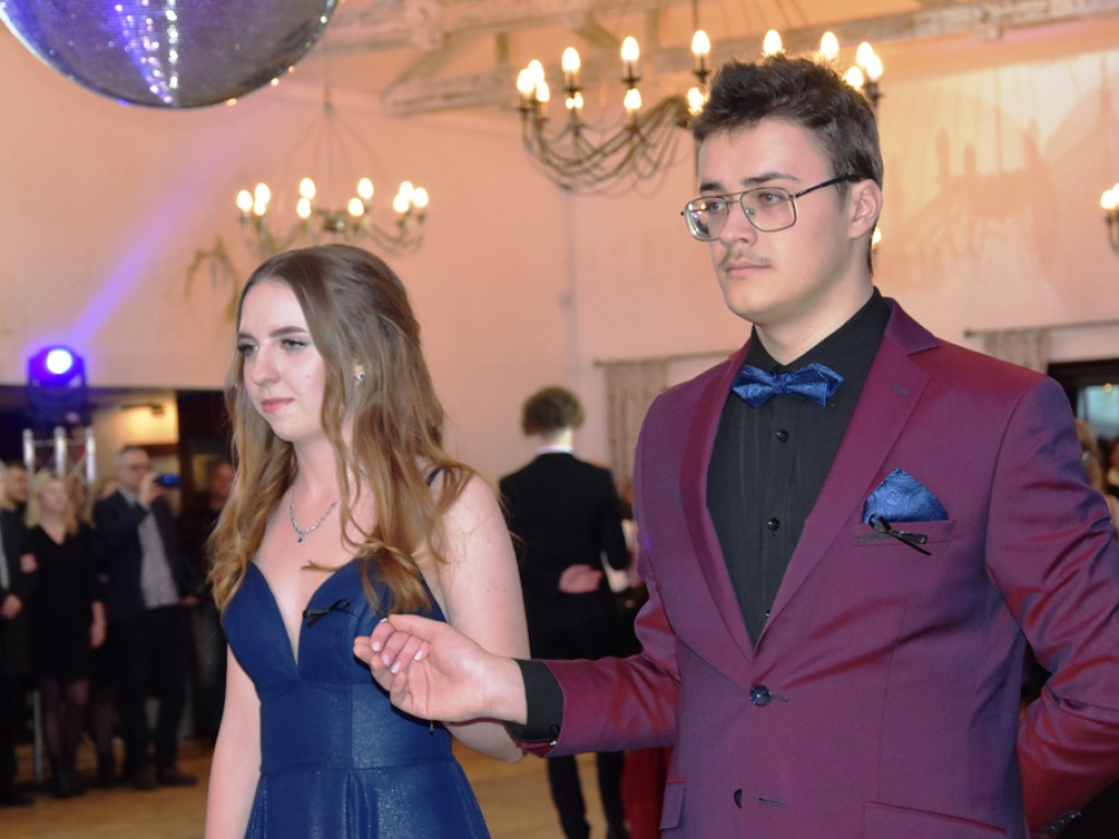 Bal studniówkowy maturzystów Liceum Ogólnokształcącego nr II imienia Joachima Chreptowicza w Ostrowcu Świętokrzyskim