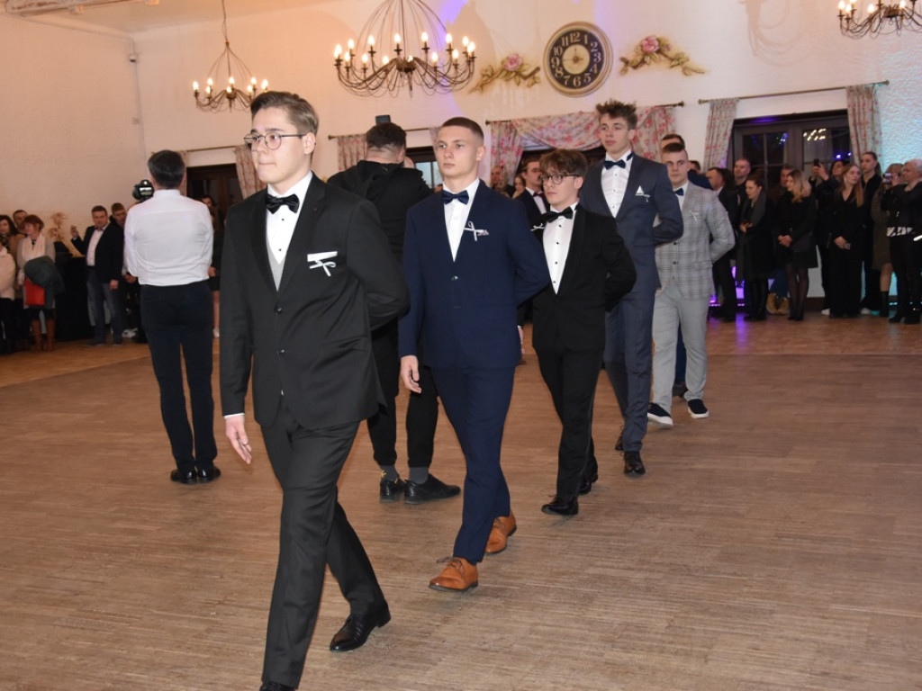 Bal studniówkowy maturzystów Liceum Ogólnokształcącego nr II imienia Joachima Chreptowicza w Ostrowcu Świętokrzyskim