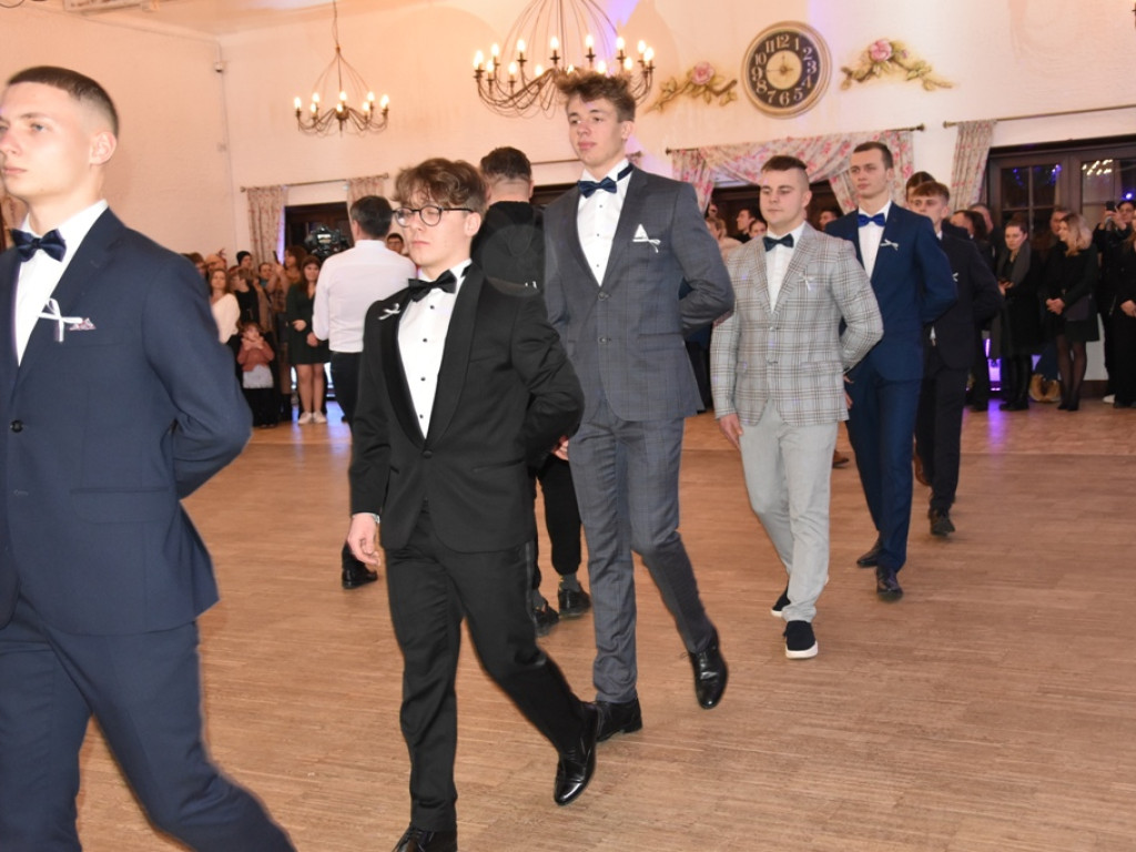 Bal studniówkowy maturzystów Liceum Ogólnokształcącego nr II imienia Joachima Chreptowicza w Ostrowcu Świętokrzyskim