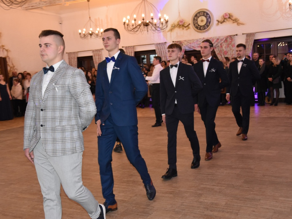 Bal studniówkowy maturzystów Liceum Ogólnokształcącego nr II imienia Joachima Chreptowicza w Ostrowcu Świętokrzyskim