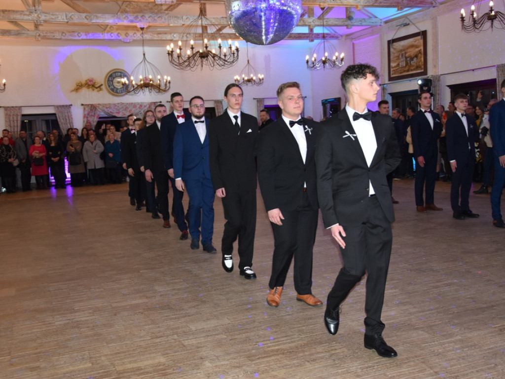 Bal studniówkowy maturzystów Liceum Ogólnokształcącego nr II imienia Joachima Chreptowicza w Ostrowcu Świętokrzyskim