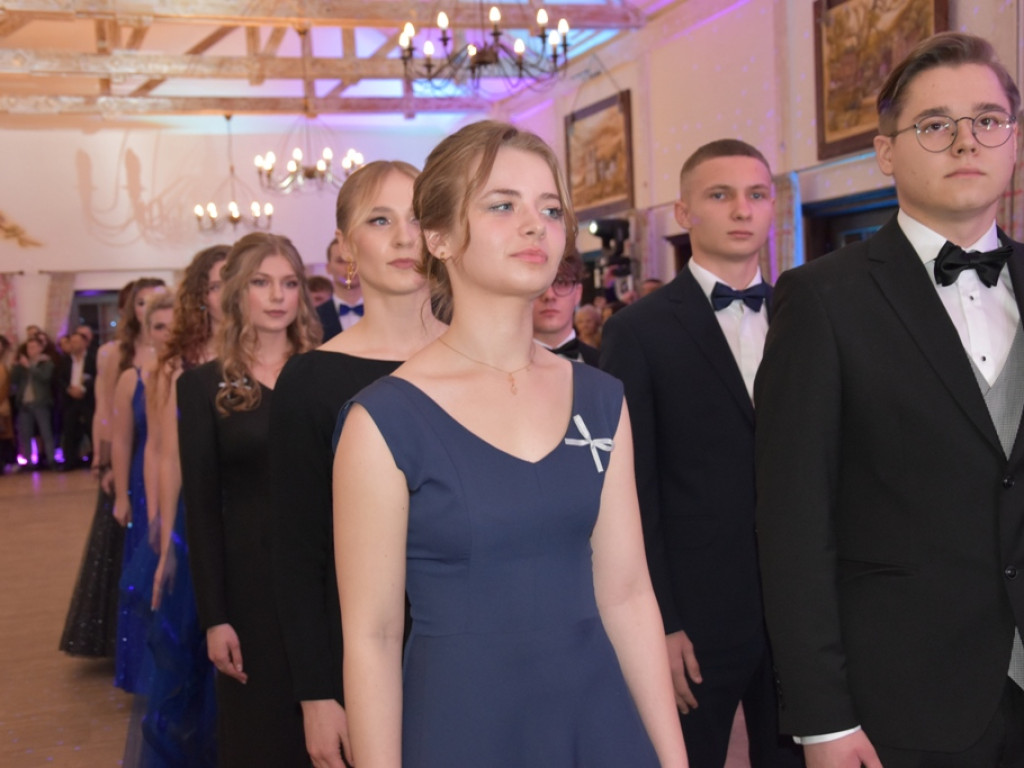 Bal studniówkowy maturzystów Liceum Ogólnokształcącego nr II imienia Joachima Chreptowicza w Ostrowcu Świętokrzyskim