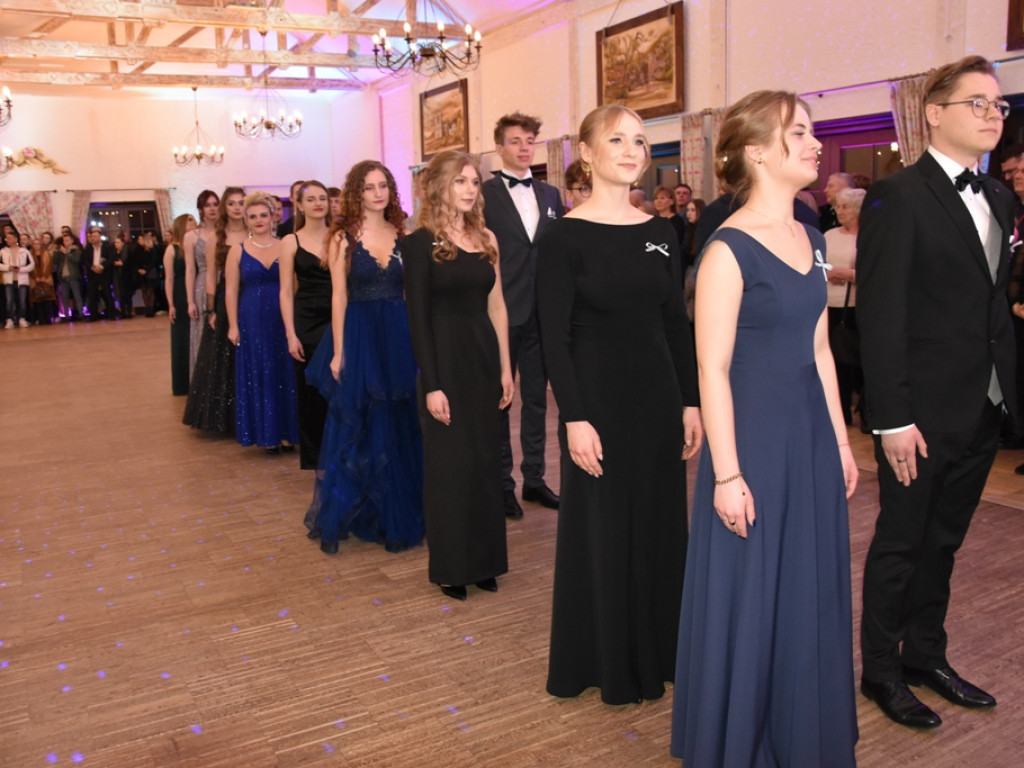 Bal studniówkowy maturzystów Liceum Ogólnokształcącego nr II imienia Joachima Chreptowicza w Ostrowcu Świętokrzyskim