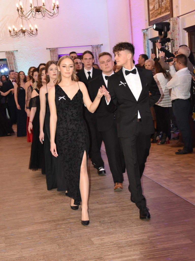 Bal studniówkowy maturzystów Liceum Ogólnokształcącego nr II imienia Joachima Chreptowicza w Ostrowcu Świętokrzyskim