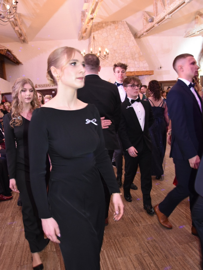 Bal studniówkowy maturzystów Liceum Ogólnokształcącego nr II imienia Joachima Chreptowicza w Ostrowcu Świętokrzyskim