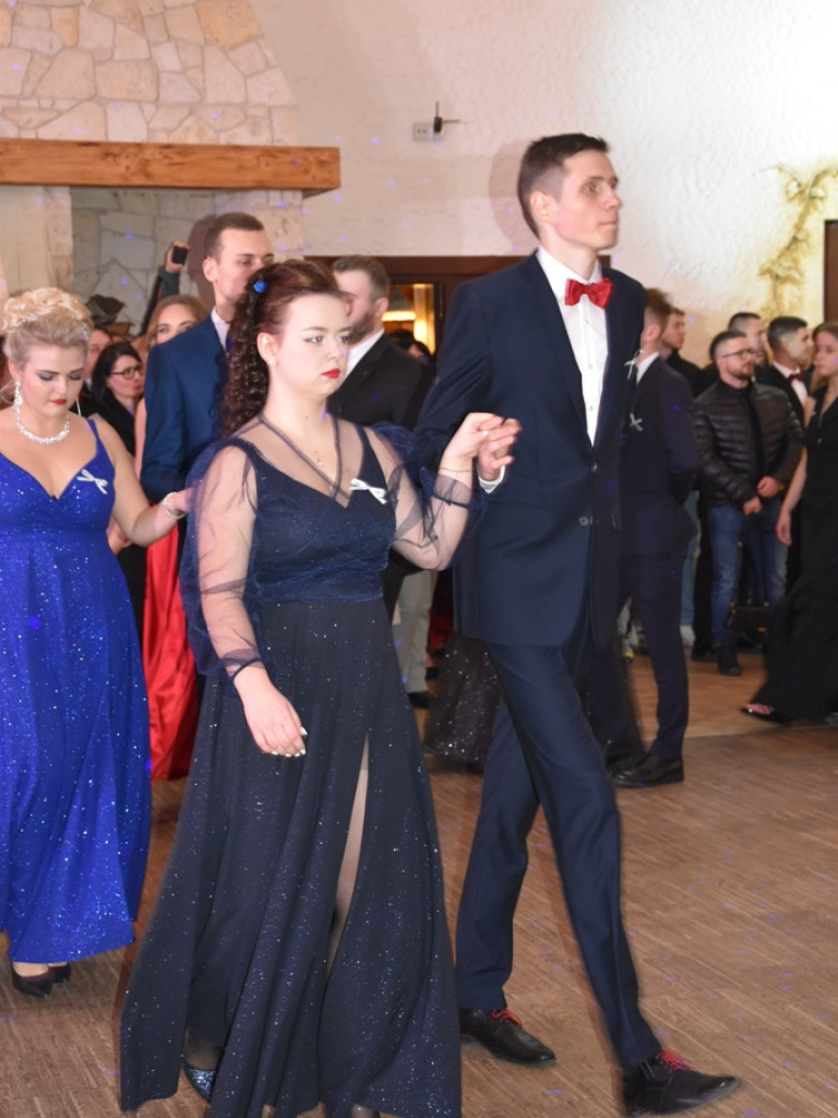 Bal studniówkowy maturzystów Liceum Ogólnokształcącego nr II imienia Joachima Chreptowicza w Ostrowcu Świętokrzyskim