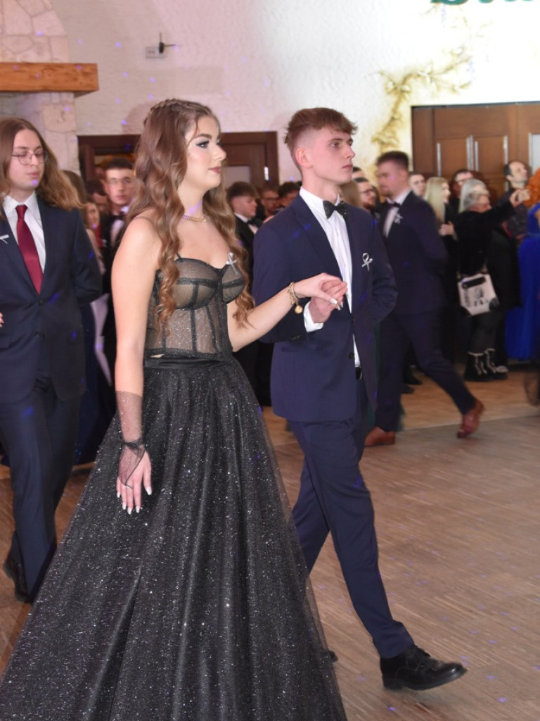 Bal studniówkowy maturzystów Liceum Ogólnokształcącego nr II imienia Joachima Chreptowicza w Ostrowcu Świętokrzyskim