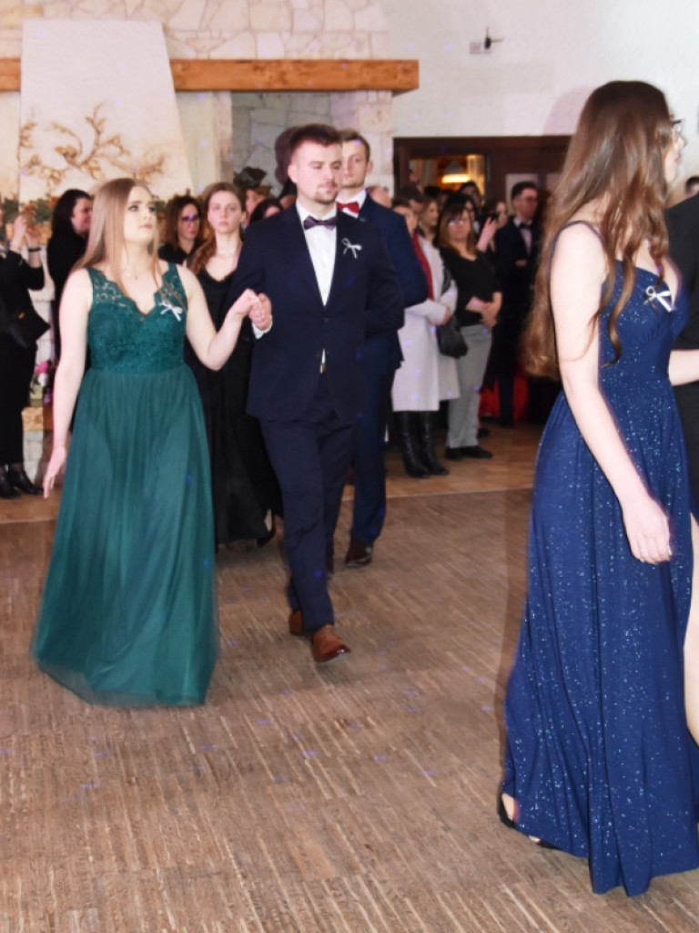 Bal studniówkowy maturzystów Liceum Ogólnokształcącego nr II imienia Joachima Chreptowicza w Ostrowcu Świętokrzyskim