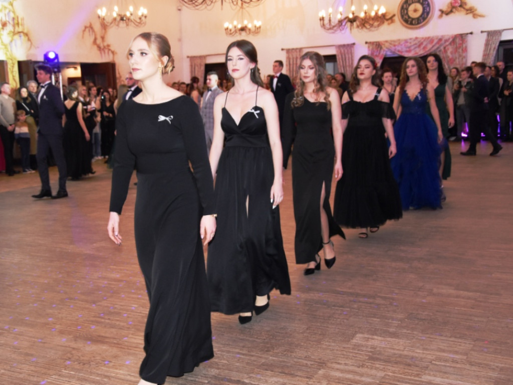 Bal studniówkowy maturzystów Liceum Ogólnokształcącego nr II imienia Joachima Chreptowicza w Ostrowcu Świętokrzyskim