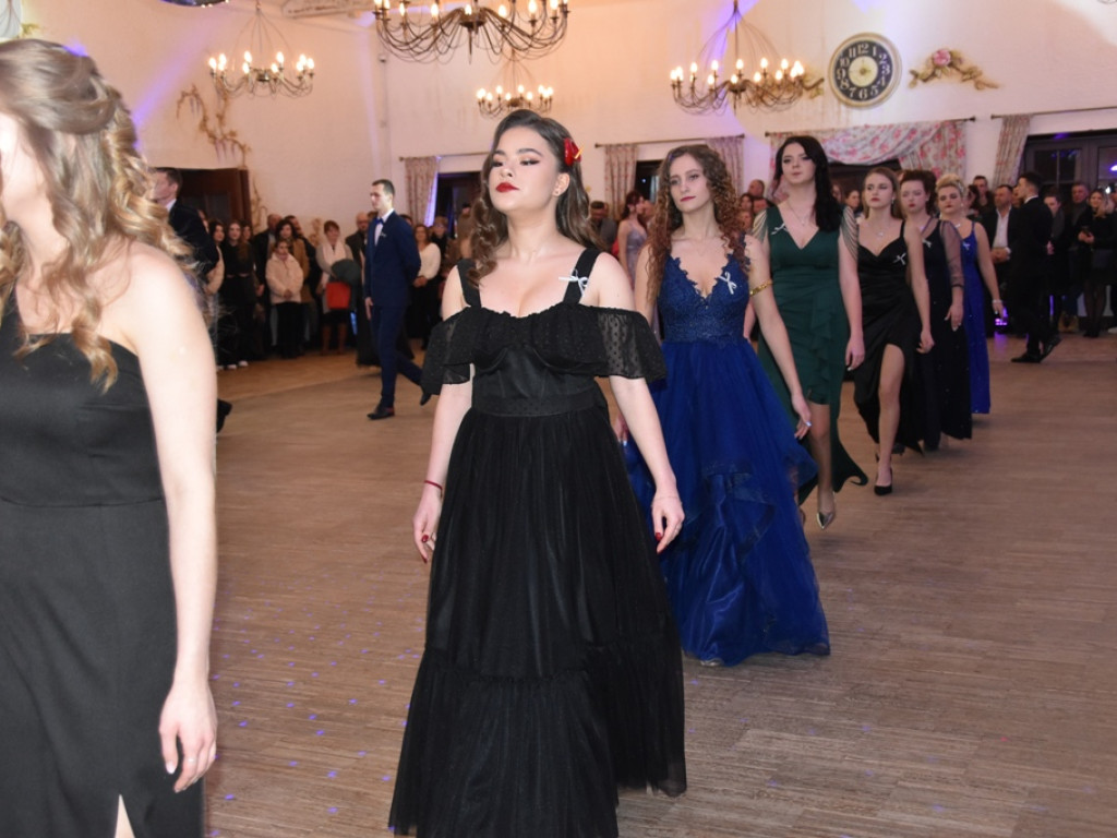 Bal studniówkowy maturzystów Liceum Ogólnokształcącego nr II imienia Joachima Chreptowicza w Ostrowcu Świętokrzyskim