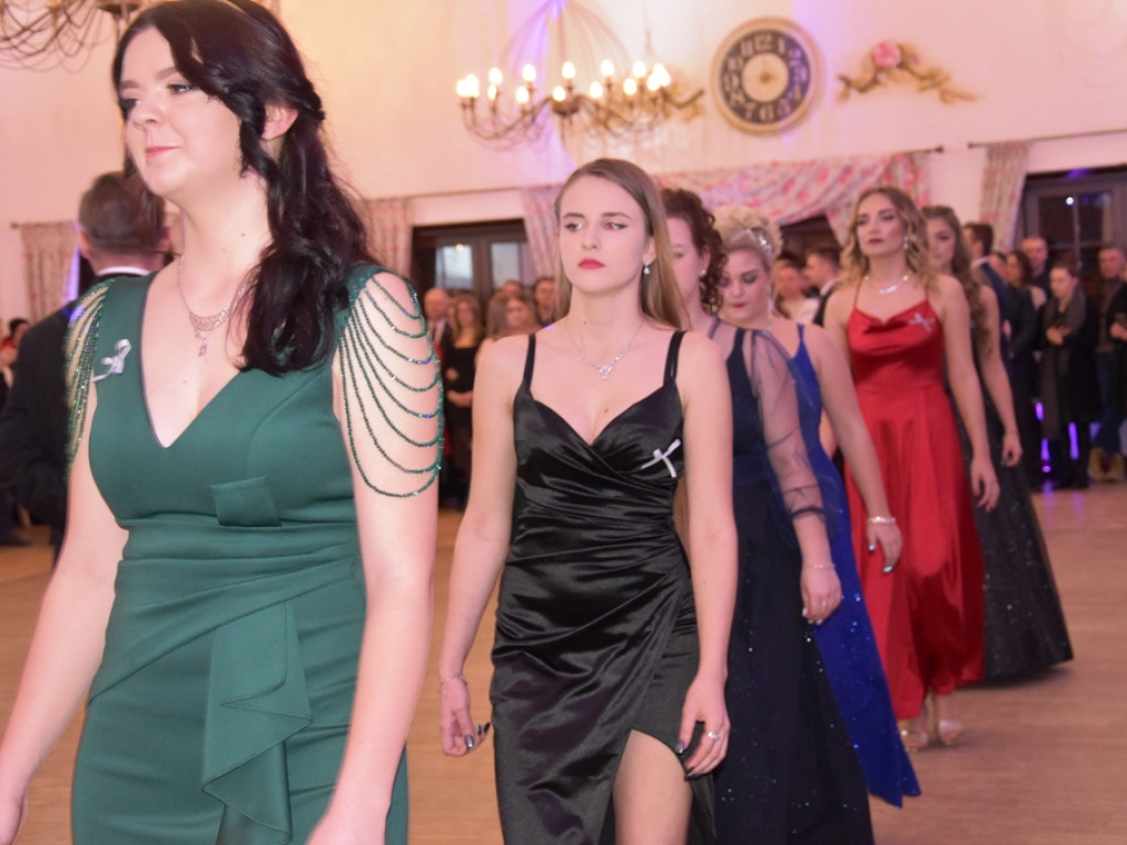 Bal studniówkowy maturzystów Liceum Ogólnokształcącego nr II imienia Joachima Chreptowicza w Ostrowcu Świętokrzyskim
