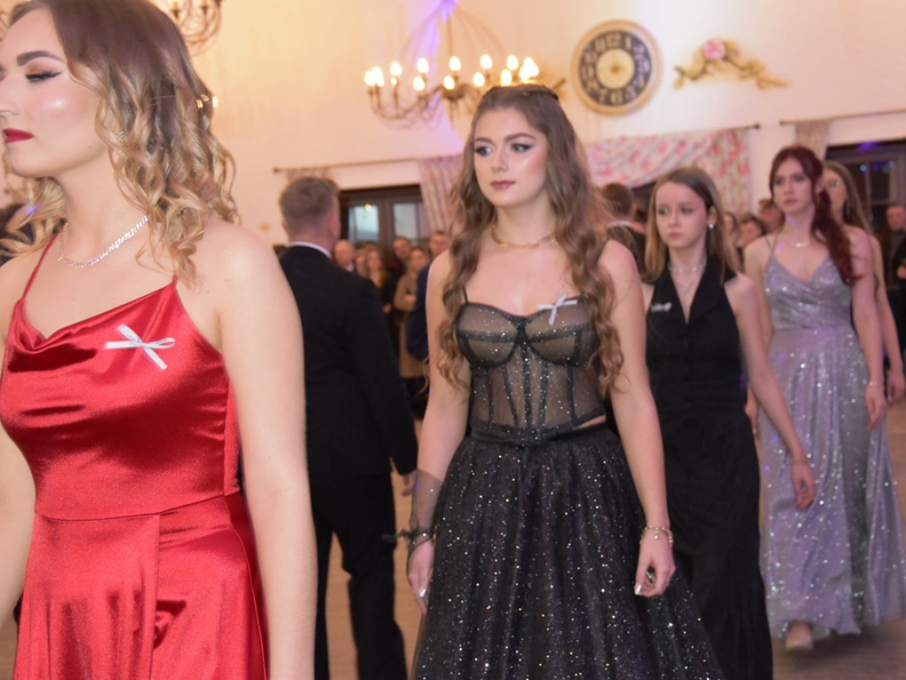 Bal studniówkowy maturzystów Liceum Ogólnokształcącego nr II imienia Joachima Chreptowicza w Ostrowcu Świętokrzyskim