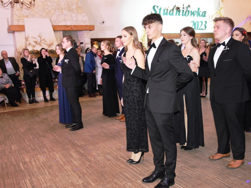 Bal studniówkowy maturzystów Liceum Ogólnokształcącego nr II imienia Joachima Chreptowicza w Ostrowcu Świętokrzyskim