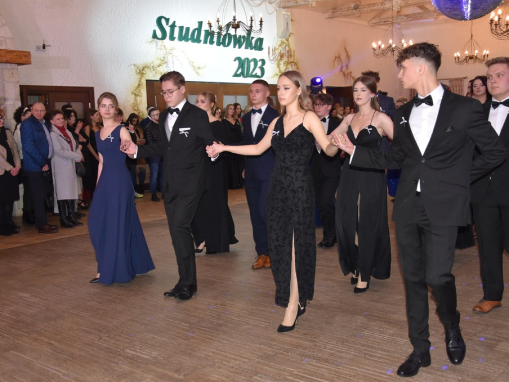 Bal studniówkowy maturzystów Liceum Ogólnokształcącego nr II imienia Joachima Chreptowicza w Ostrowcu Świętokrzyskim