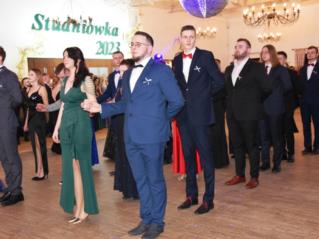 Bal studniówkowy maturzystów Liceum Ogólnokształcącego nr II imienia Joachima Chreptowicza w Ostrowcu Świętokrzyskim