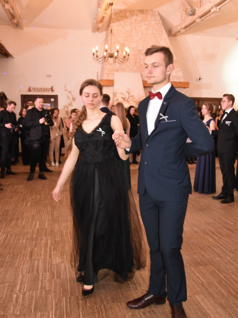 Bal studniówkowy maturzystów Liceum Ogólnokształcącego nr II imienia Joachima Chreptowicza w Ostrowcu Świętokrzyskim