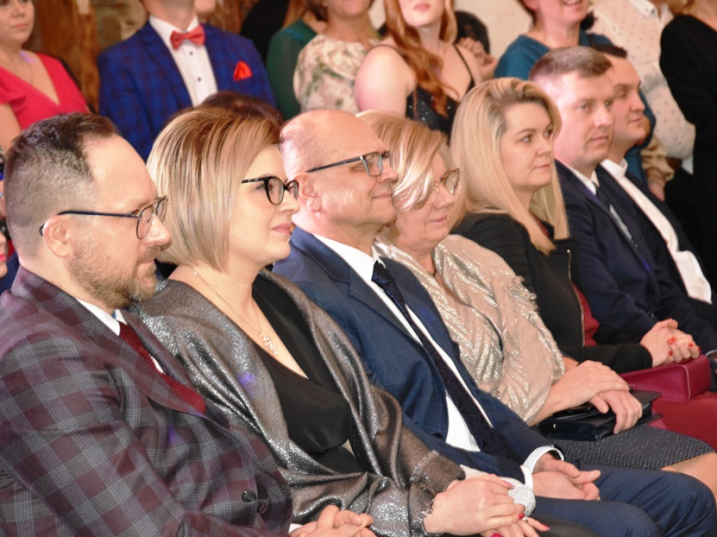 Bal studniówkowy maturzystów Liceum Ogólnokształcącego nr II imienia Joachima Chreptowicza w Ostrowcu Świętokrzyskim