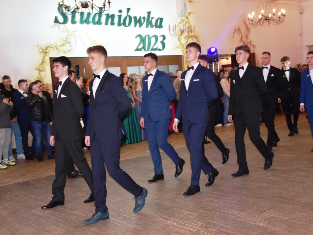 Bal studniówkowy maturzystów Liceum Ogólnokształcącego nr II imienia Joachima Chreptowicza w Ostrowcu Świętokrzyskim
