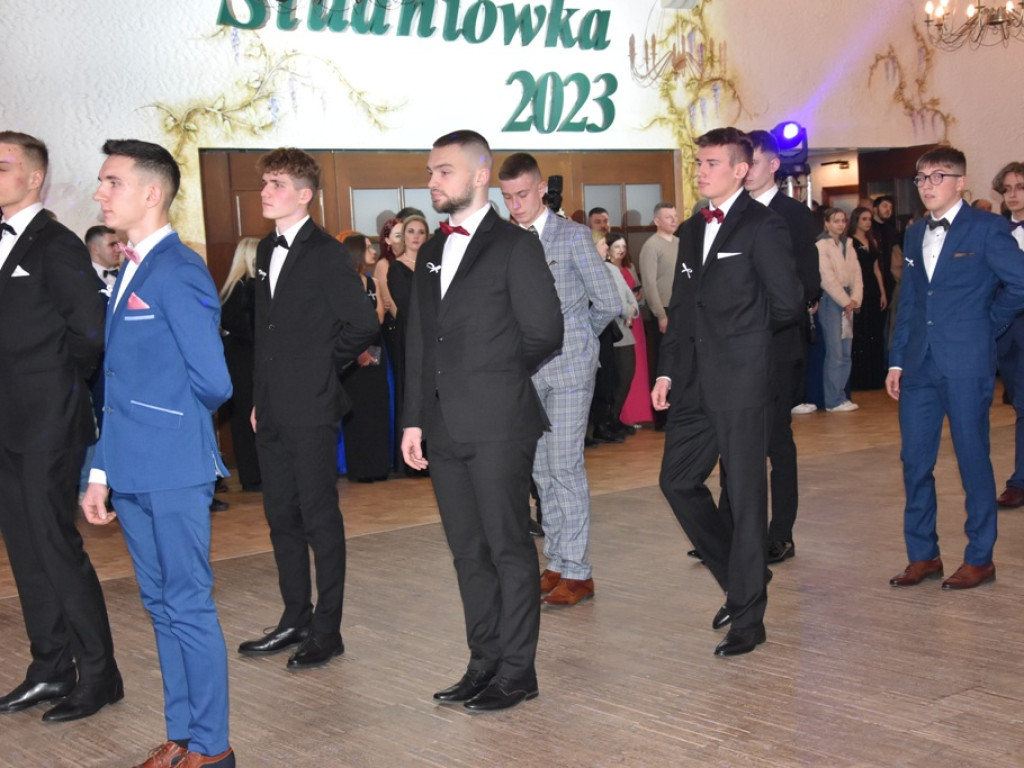 Bal studniówkowy maturzystów Liceum Ogólnokształcącego nr II imienia Joachima Chreptowicza w Ostrowcu Świętokrzyskim