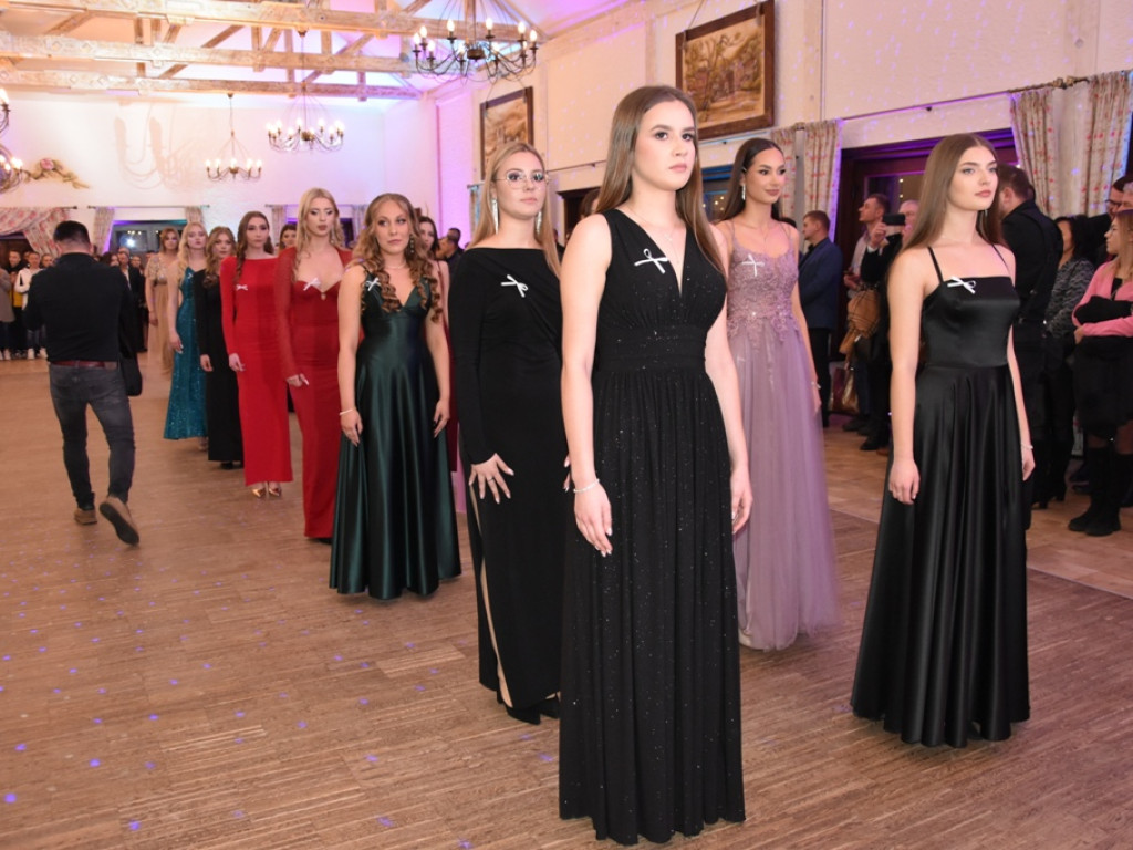 Bal studniówkowy maturzystów Liceum Ogólnokształcącego nr II imienia Joachima Chreptowicza w Ostrowcu Świętokrzyskim