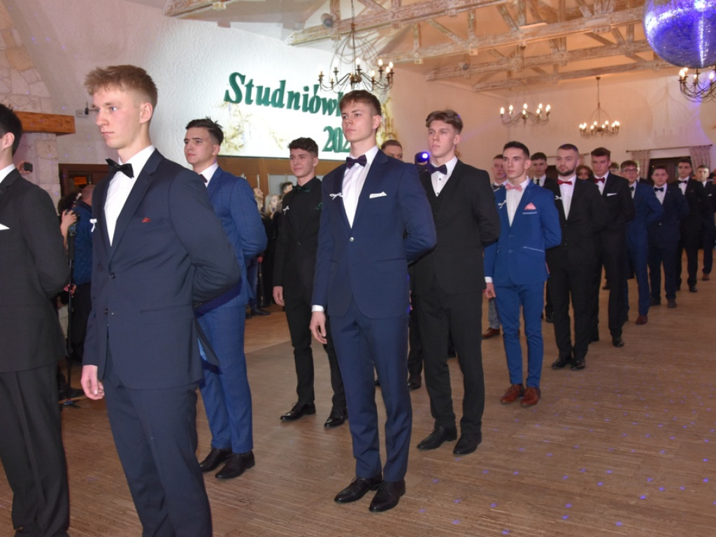 Bal studniówkowy maturzystów Liceum Ogólnokształcącego nr II imienia Joachima Chreptowicza w Ostrowcu Świętokrzyskim