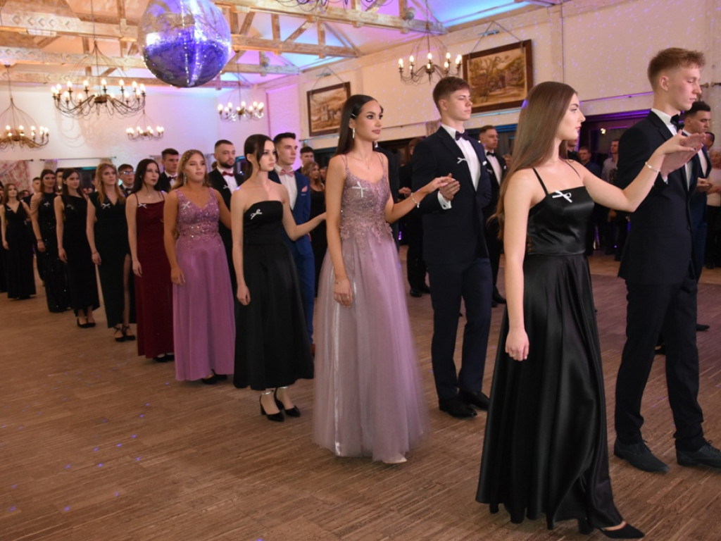Bal studniówkowy maturzystów Liceum Ogólnokształcącego nr II imienia Joachima Chreptowicza w Ostrowcu Świętokrzyskim