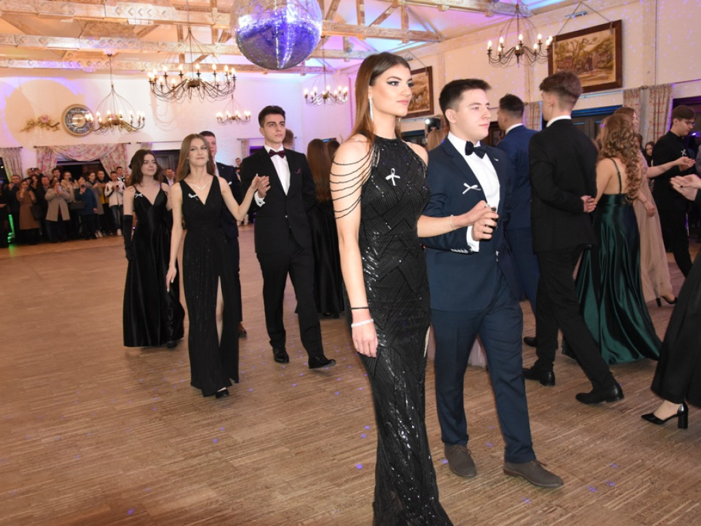 Bal studniówkowy maturzystów Liceum Ogólnokształcącego nr II imienia Joachima Chreptowicza w Ostrowcu Świętokrzyskim