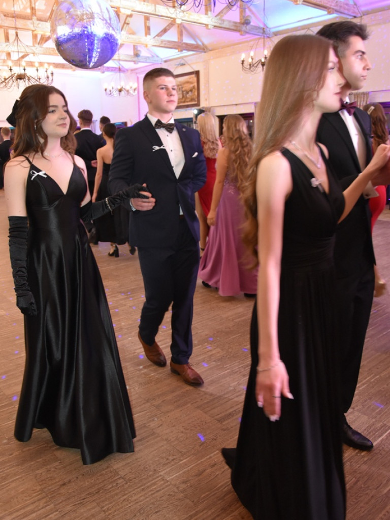 Bal studniówkowy maturzystów Liceum Ogólnokształcącego nr II imienia Joachima Chreptowicza w Ostrowcu Świętokrzyskim