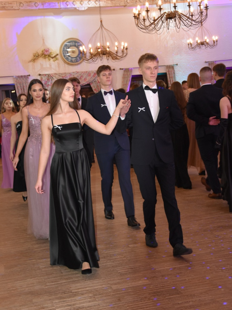Bal studniówkowy maturzystów Liceum Ogólnokształcącego nr II imienia Joachima Chreptowicza w Ostrowcu Świętokrzyskim