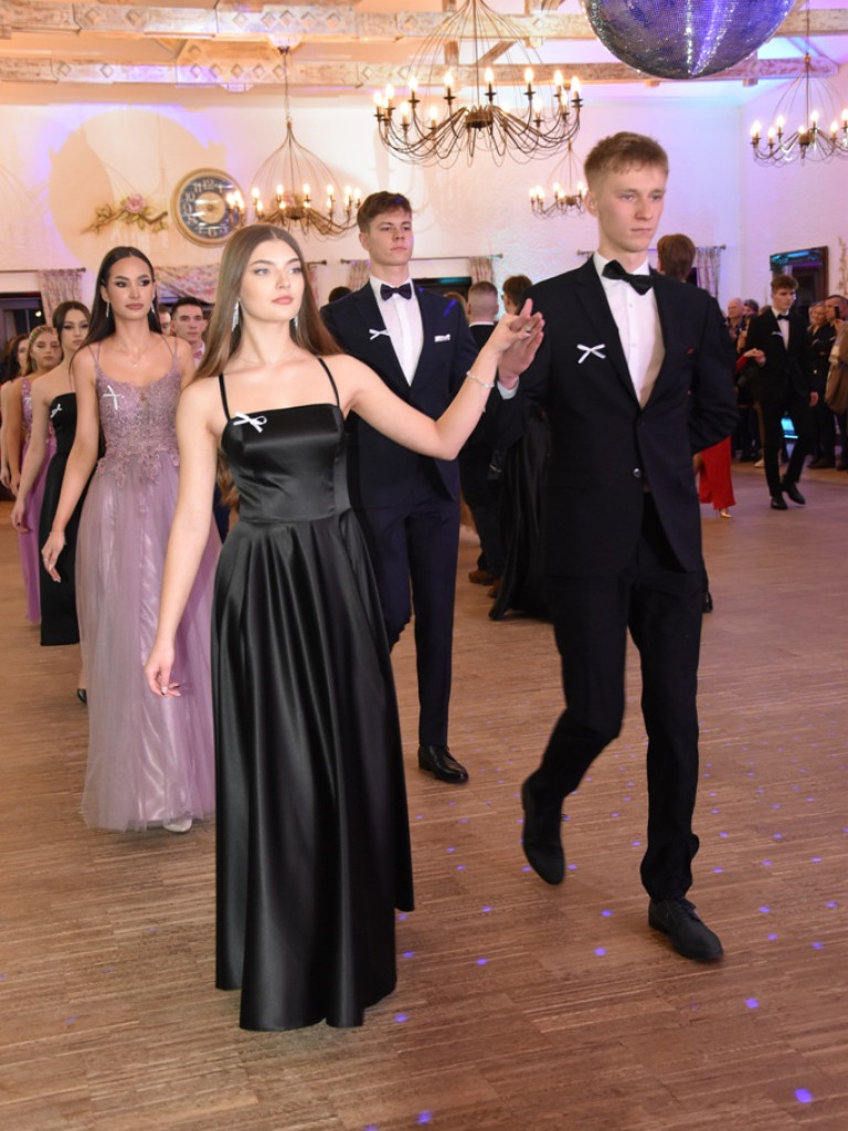 Bal studniówkowy maturzystów Liceum Ogólnokształcącego nr II imienia Joachima Chreptowicza w Ostrowcu Świętokrzyskim
