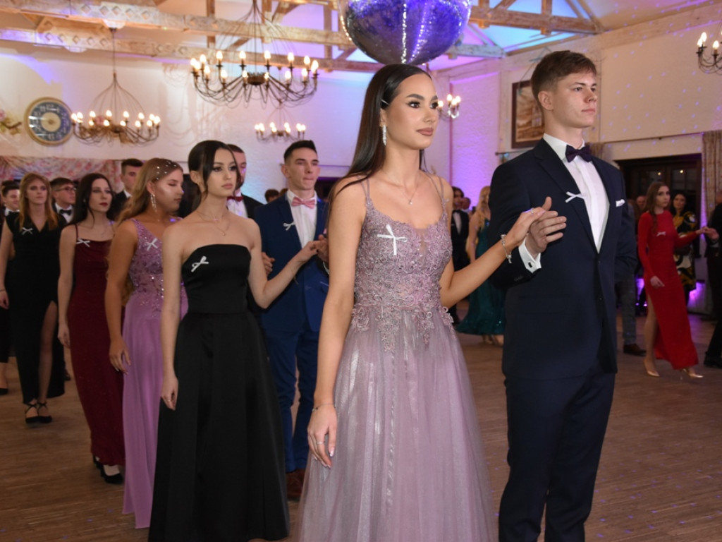Bal studniówkowy maturzystów Liceum Ogólnokształcącego nr II imienia Joachima Chreptowicza w Ostrowcu Świętokrzyskim