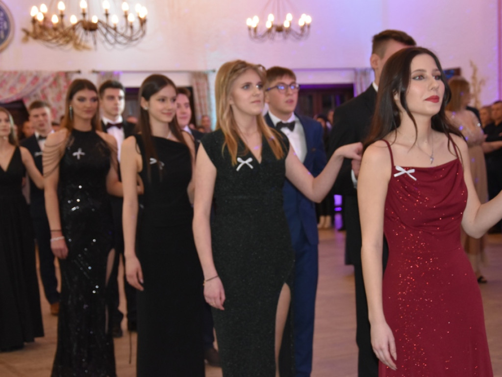 Bal studniówkowy maturzystów Liceum Ogólnokształcącego nr II imienia Joachima Chreptowicza w Ostrowcu Świętokrzyskim