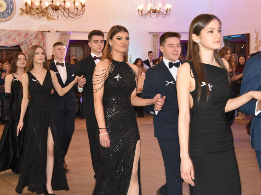 Bal studniówkowy maturzystów Liceum Ogólnokształcącego nr II imienia Joachima Chreptowicza w Ostrowcu Świętokrzyskim