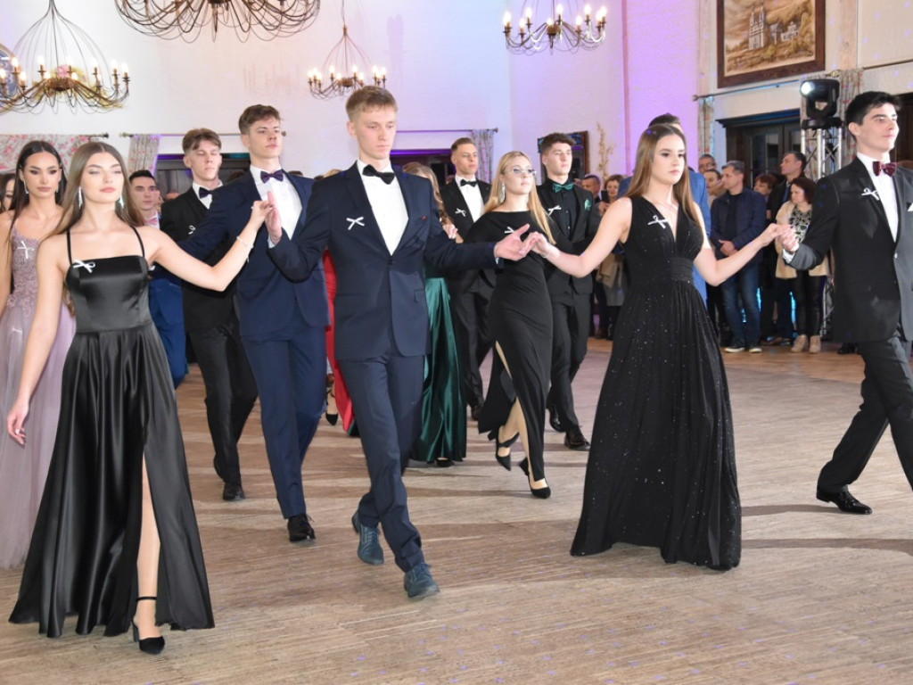 Bal studniówkowy maturzystów Liceum Ogólnokształcącego nr II imienia Joachima Chreptowicza w Ostrowcu Świętokrzyskim
