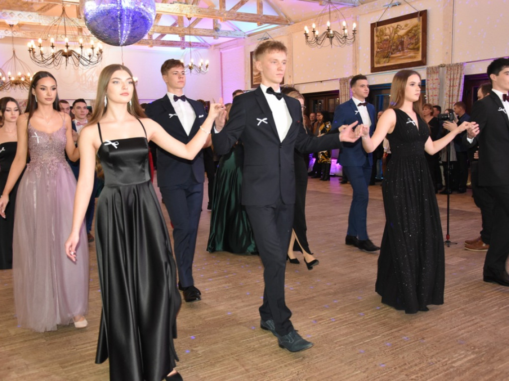 Bal studniówkowy maturzystów Liceum Ogólnokształcącego nr II imienia Joachima Chreptowicza w Ostrowcu Świętokrzyskim