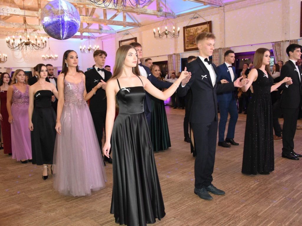 Bal studniówkowy maturzystów Liceum Ogólnokształcącego nr II imienia Joachima Chreptowicza w Ostrowcu Świętokrzyskim