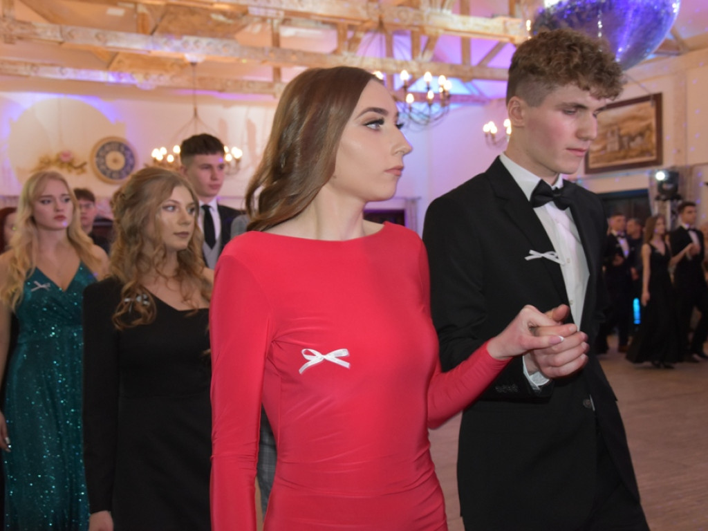 Bal studniówkowy maturzystów Liceum Ogólnokształcącego nr II imienia Joachima Chreptowicza w Ostrowcu Świętokrzyskim