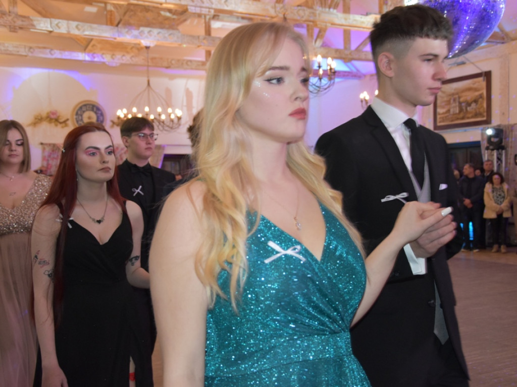 Bal studniówkowy maturzystów Liceum Ogólnokształcącego nr II imienia Joachima Chreptowicza w Ostrowcu Świętokrzyskim