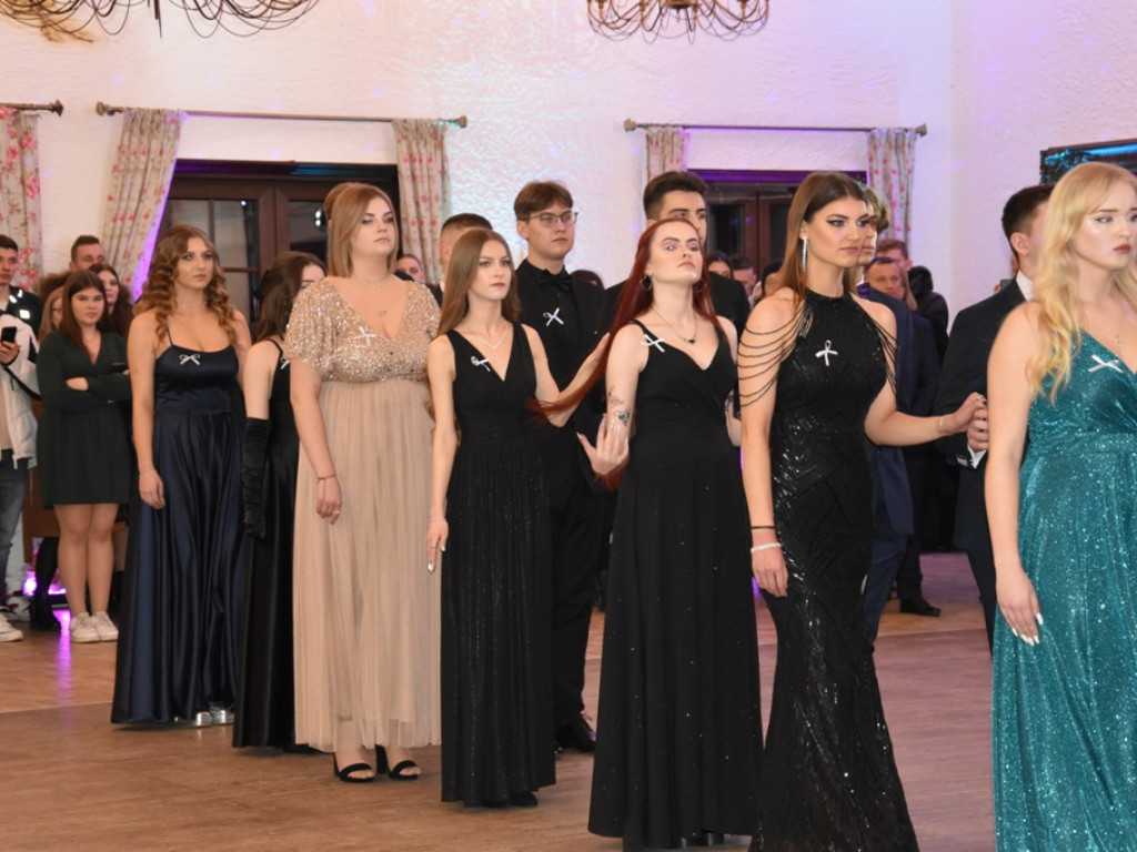 Bal studniówkowy maturzystów Liceum Ogólnokształcącego nr II imienia Joachima Chreptowicza w Ostrowcu Świętokrzyskim