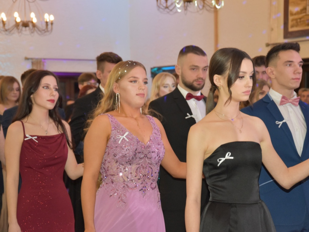 Bal studniówkowy maturzystów Liceum Ogólnokształcącego nr II imienia Joachima Chreptowicza w Ostrowcu Świętokrzyskim
