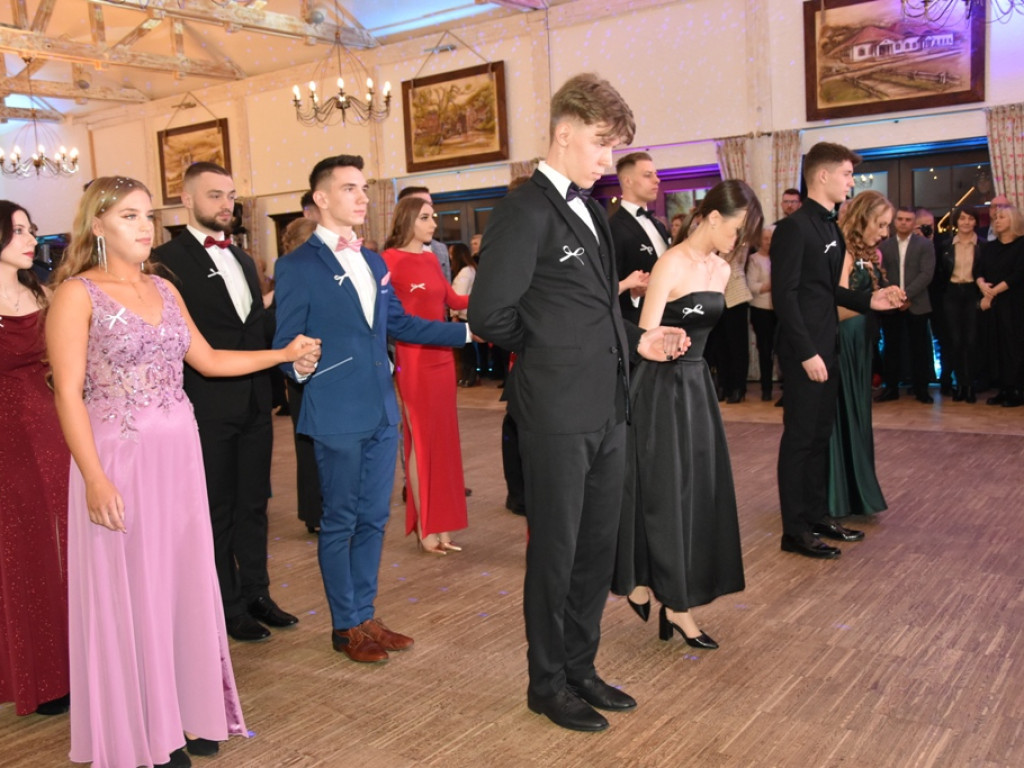 Bal studniówkowy maturzystów Liceum Ogólnokształcącego nr II imienia Joachima Chreptowicza w Ostrowcu Świętokrzyskim